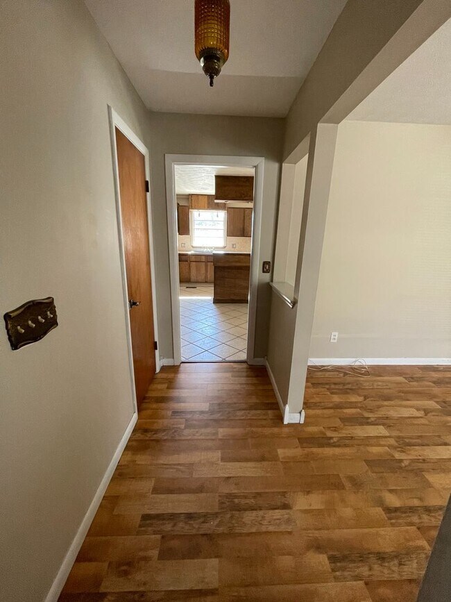 Building Photo - Ozark - Walk Out Basement with Extra Livin...