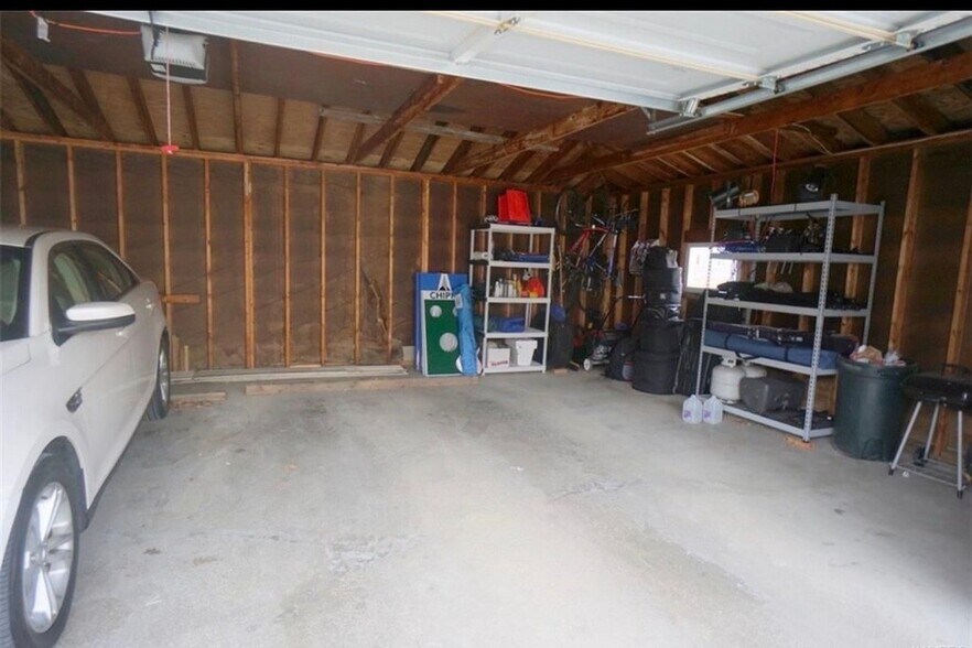 Building Photo - 225 Sunshine Dr