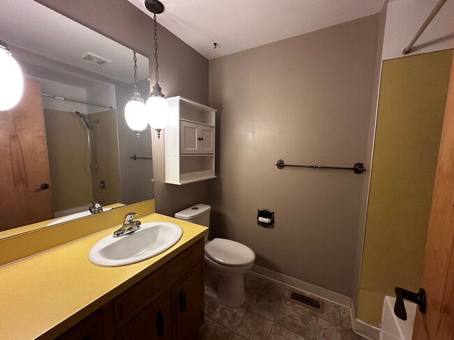 Building Photo - *COMING SOON* 3 Bedroom 2.5 bath Split level house