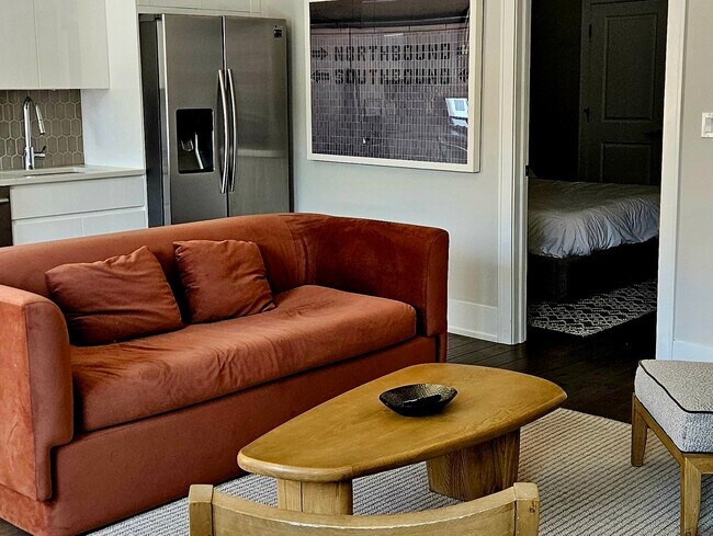 Building Photo - 318 S Halsted St