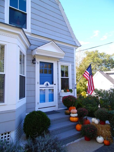 OCEAN VIEWS! Delightful 3 BR, 1.5+ home in Willard Beach! - 23 Graffam Rd