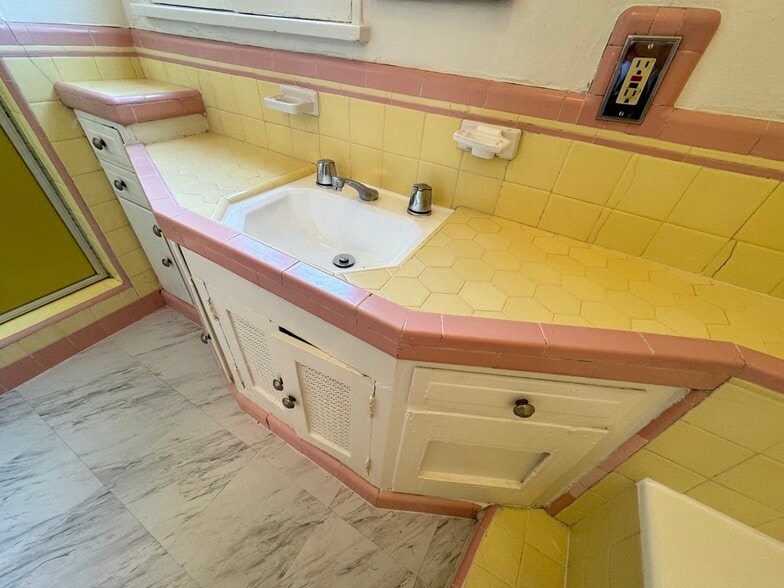 Building Photo - 422 S Detroit St