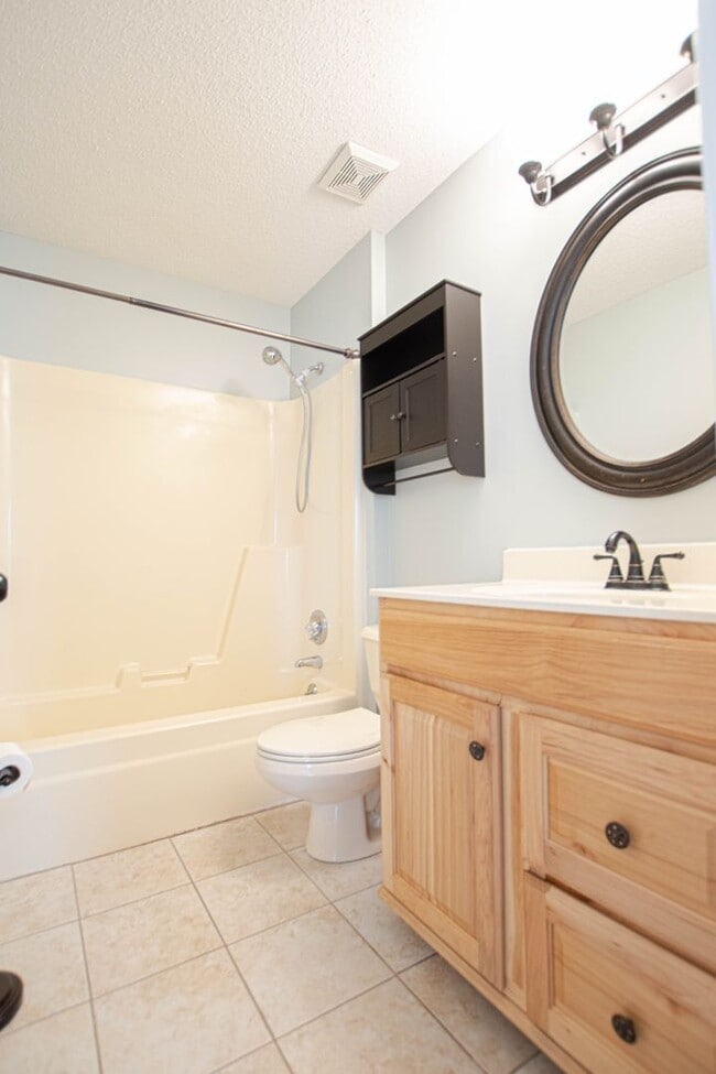 Building Photo - Pet Friendly Four Bedroom with Basement!