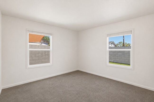 Building Photo - 1005 E Mariposa St