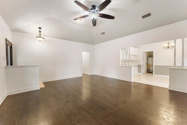 Building Photo - 618 W Rollingwood St