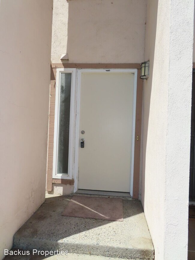 Building Photo - 2 br, 1.5 bath House - 915-7 Acosta Plaza
