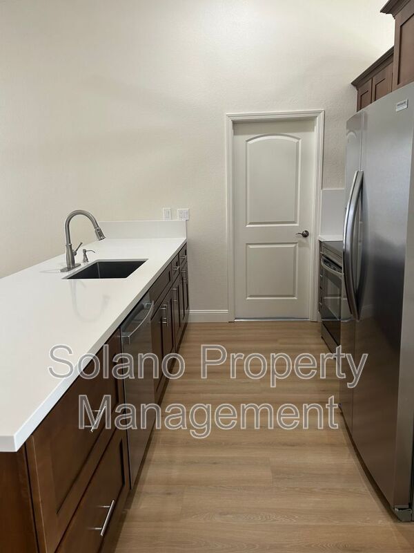 Building Photo - 2813 Vista Palomar
