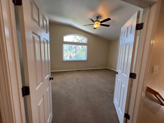 Building Photo - Large 4 bedroom located on a well maintained court!