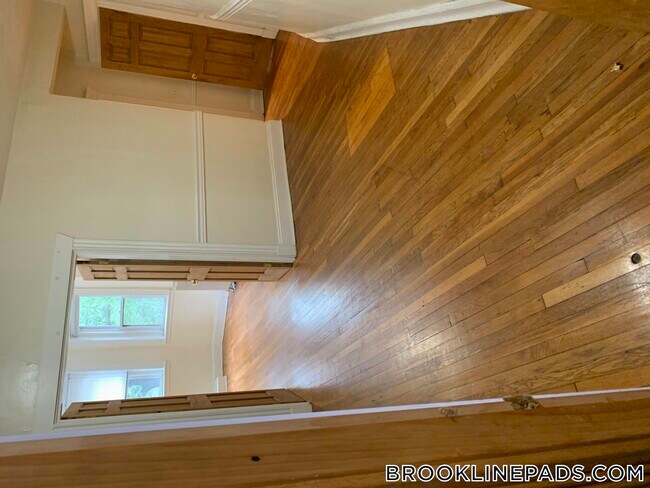 Building Photo - 352 Riverway
