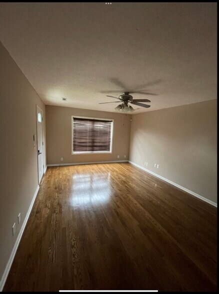 Building Photo - 1053 Red Apple Ct