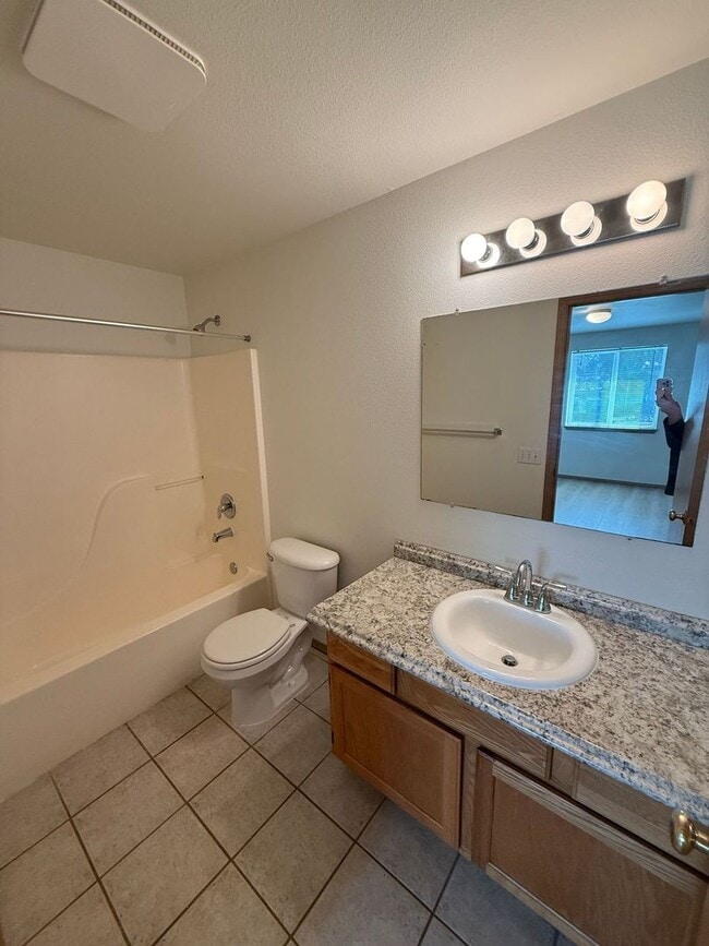 Building Photo - 3 bedroom 2.5 bathroom duplex with large fenced backyard available!!