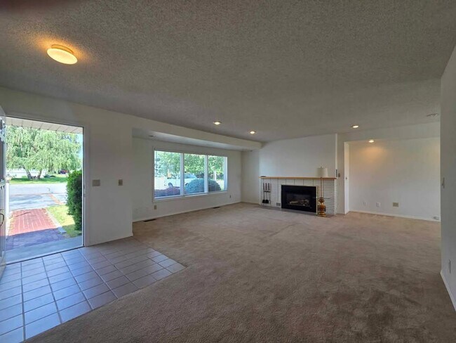 Building Photo - Quiet Rental in Waterville with Garden!