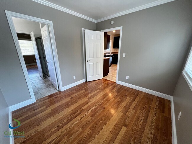 Building Photo - $3600 Beautiful Cottage Style 2 Bed 1 Bath...