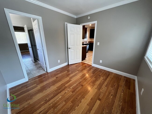 Building Photo - $4000 Beautiful Cottage Style 2 Bed 1 Bath...