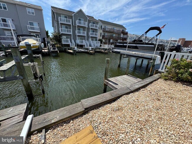 Building Photo - 713 Mooring Rd