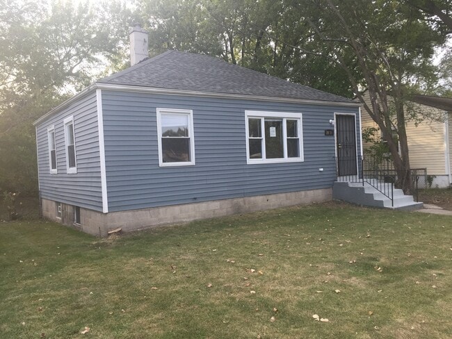 Building Photo - 2 BEDROOM HOME WITH APPLIANCES