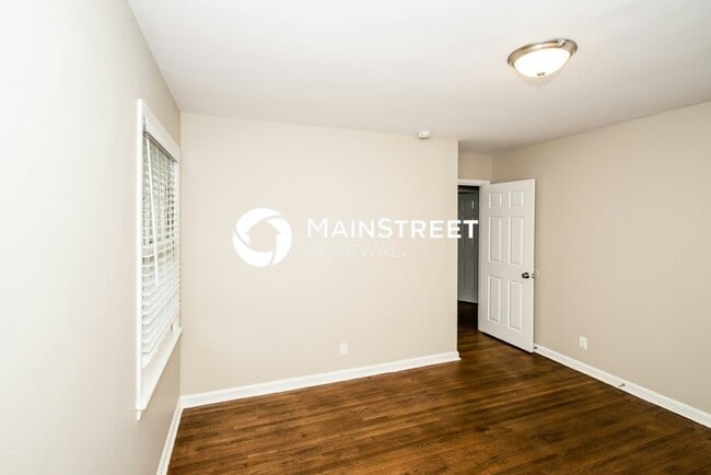 Building Photo - 5 Bedroom Pet-Friendly Home in Center Poin...