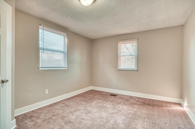 Building Photo - 921 Miller Ave