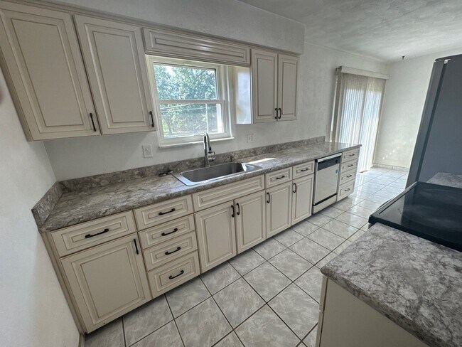 Building Photo - 1704 Twinbrook Dr