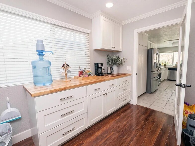 Walk-in pantry with washer/dryer and lots of storage! - 4207 Rimcrest Dr