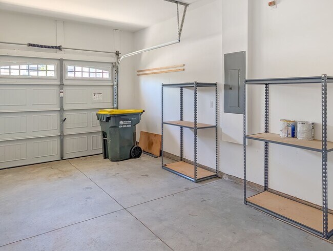 Building Photo - Spacious 3 Bed / 2.5 Bath Townhouse with Loft & 1-Car Garage