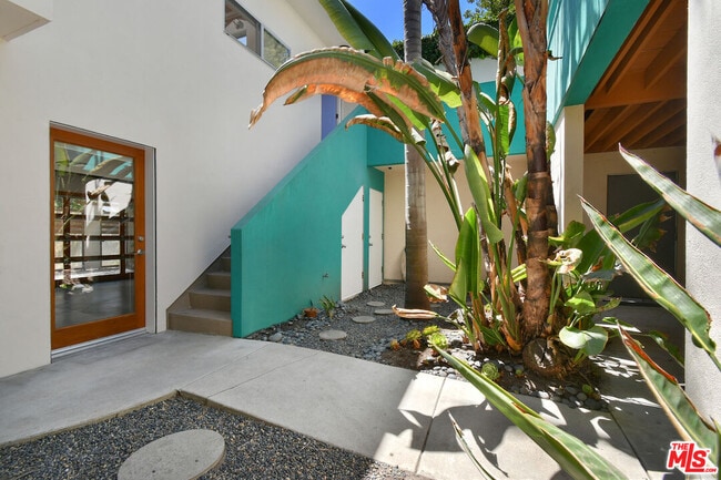 Building Photo - 656 Angelus Pl