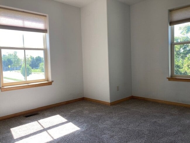 Building Photo - Dog friendly 3 Bedroom Condo!