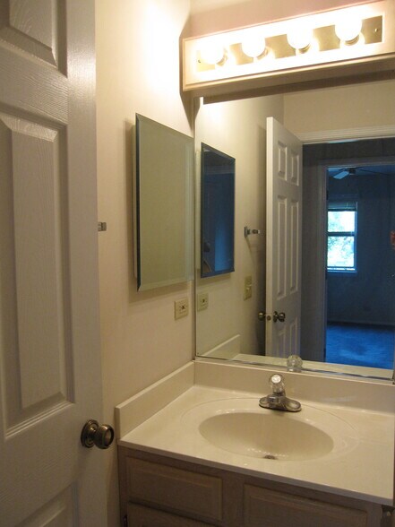 Building Photo - 2810 Meadow Ln