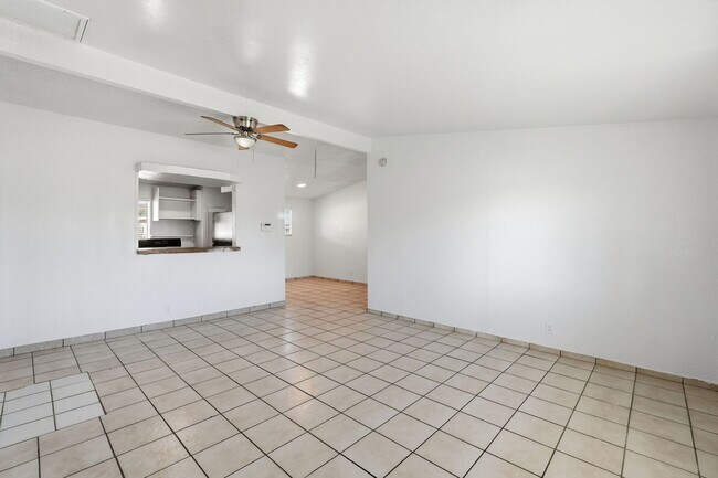 Building Photo - Beautifully Remodeled Home in a Central Tucson Location!
