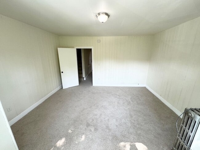 Building Photo - 5 Bedroom Semi-Detached Spacious Home