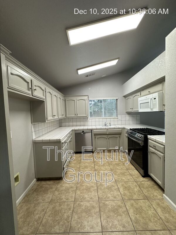 Building Photo - 819 S Pinkham St