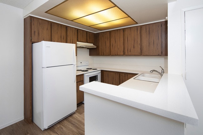 Building Photo - Mission Valley 1 Bedroom Condo w/ Pool, Spa, Fitness Center!