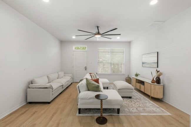 Building Photo - 240 Richards St