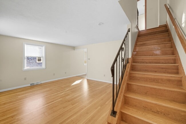 Building Photo - 33 Park Dr
