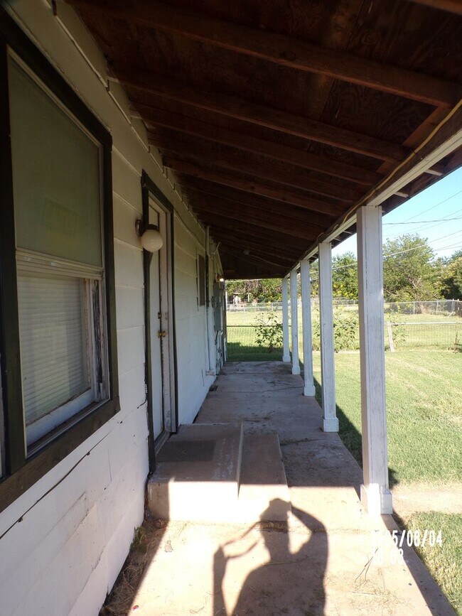 Building Photo - centrally located, pets negotiable with owner approval