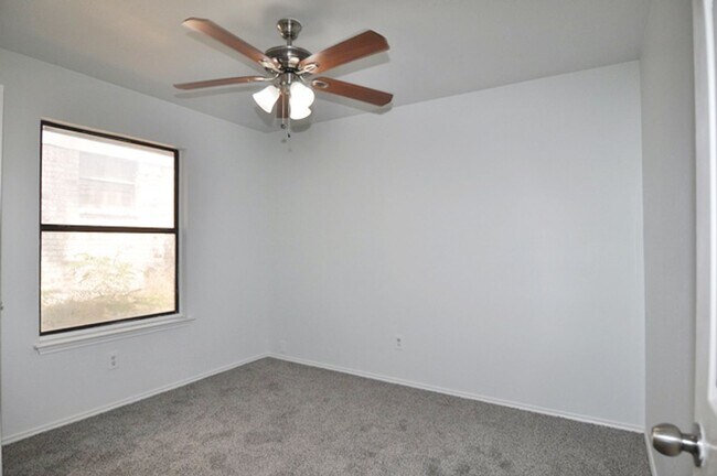 Building Photo - 205 Juniper Dr