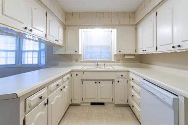 Building Photo - PRE-LEASING! Southeast Springfield 3 Bedroom, 2 Bathroom