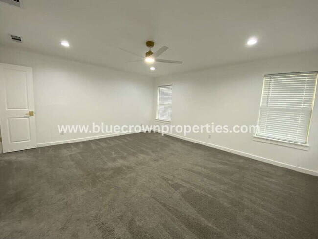 Building Photo - 1223 E Waco Ave