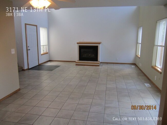 Building Photo - Three Bedroom Duplex Unit Only Blocks from...