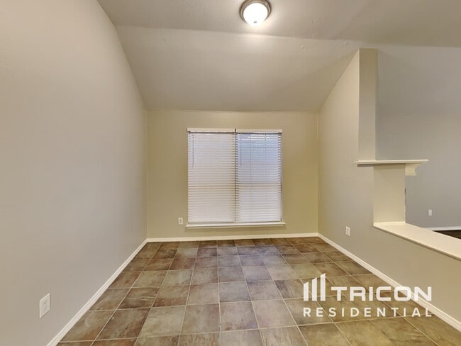 Building Photo - 834 San Jacinto Dr