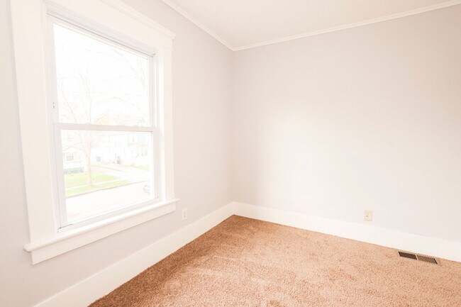 Building Photo - GREAT SINGLE FAMILY HOUSE . WAITING FOR YOU TO CALL HOME !!