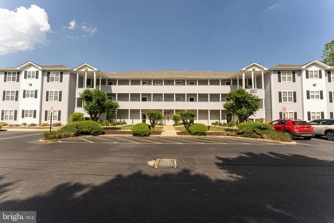 Building Photo - 3500 Sanibel Cir
