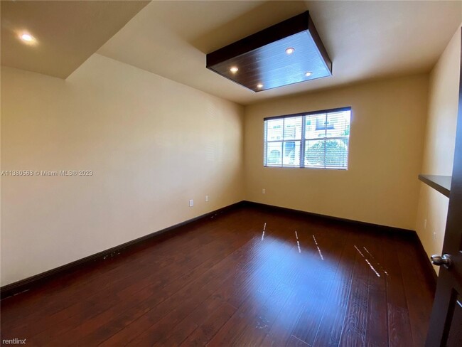 Building Photo - 3 br, 2 bath Condo - 8800 NW 107th Ct