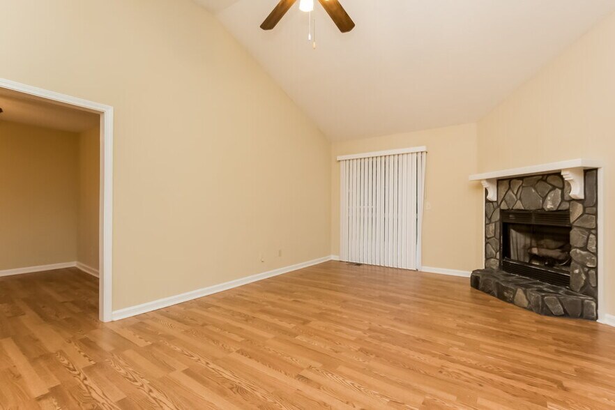 Building Photo - 1610 Summit Ridge