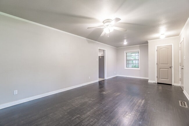 Building Photo - Cozy Comfort in a Great Location: Spacious...