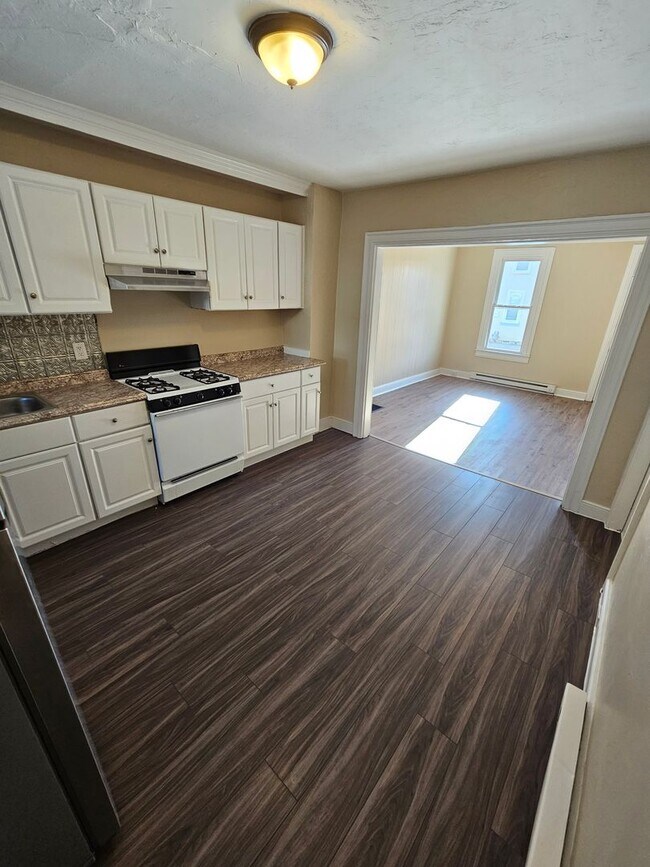 Building Photo - Available Now - 3 Bedroom located in York ...