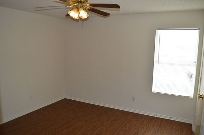 Building Photo - 2 Story Home with Great Floor Plan