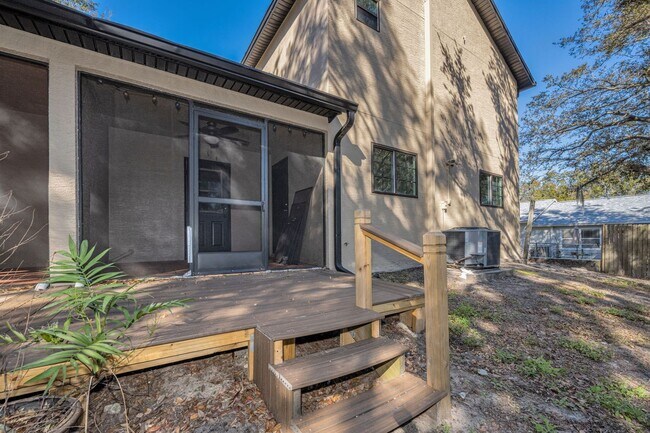Building Photo - Beautiful executive Townhome
