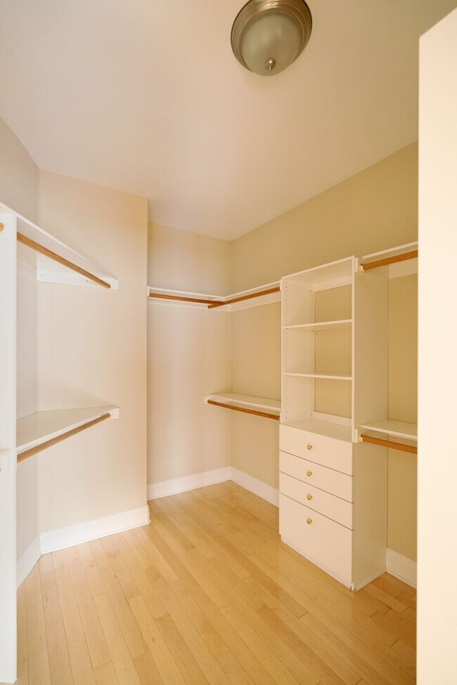 Building Photo - 8240 Sheffield Rd