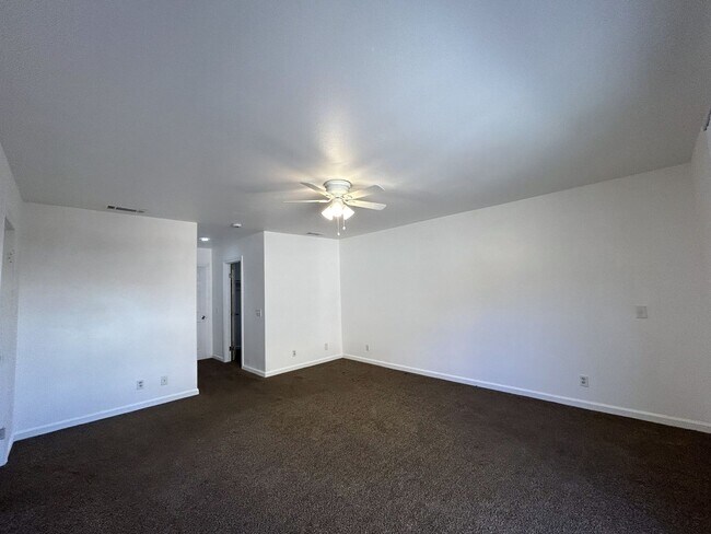 Building Photo - AVAILABLE NOW!! 3 Bedroom 2 Bath Apartment...